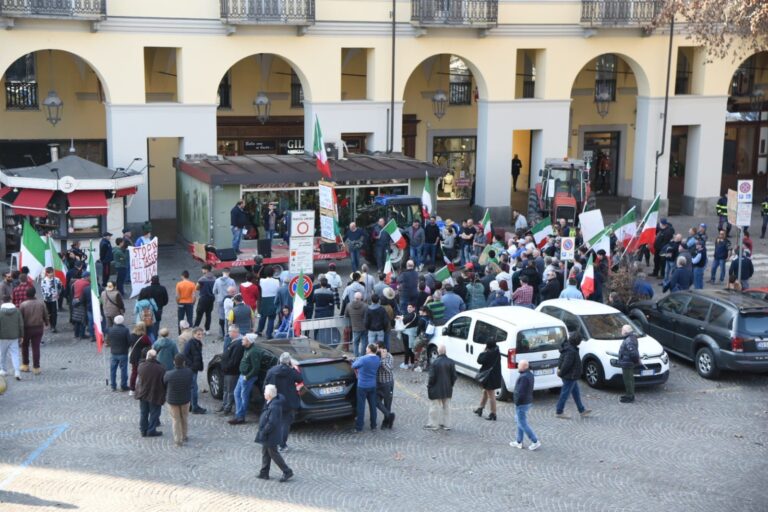 200 agricoltori e allevatori in corteo per le vie di Asti: la fotogallery