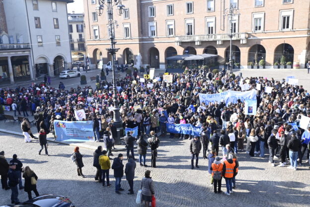 Asti, studenti in marcia contro il bullismo
