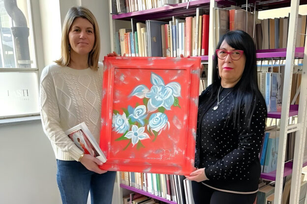 Daniela Bussolino dona un’opera d’arte alla biblioteca