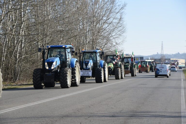 Il corteo dei trattori tra corso Alessandria, viale Pilone e via Maggiora ad Asti