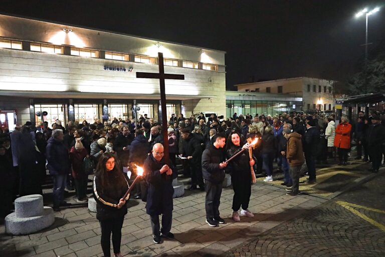 La via Crucis parte dalla stazione: la fotogallery