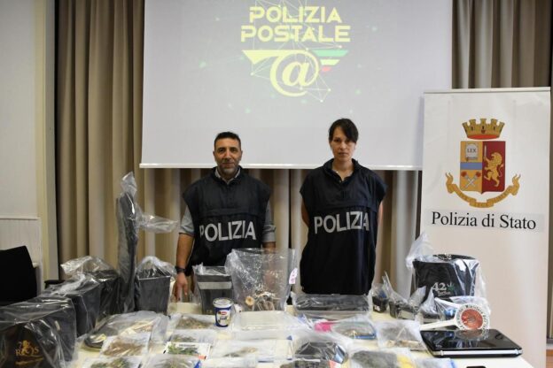 Aveva un serra di marijuana in caso: arrestato dalla polizia postale