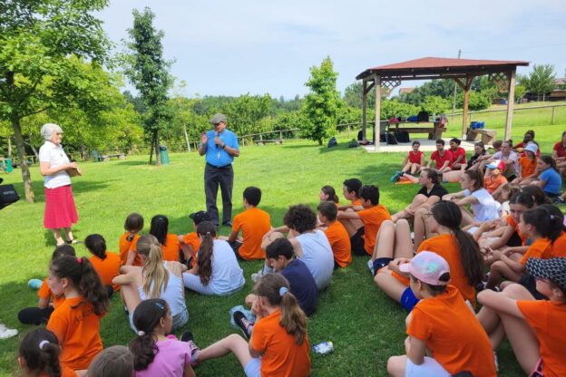 Il vescovo Marco in visita all’oratorio estivo di Ferrere e Cisterna