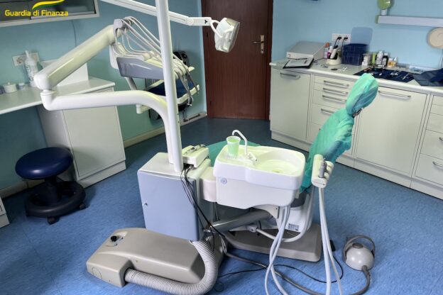 Asti, la finanza scopre un falso dentista e ne sequestra lo studio