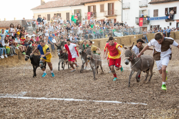 A Cocconato d’Asti un tuffo nella storia con la fiera medioevale e il Palio degli asini