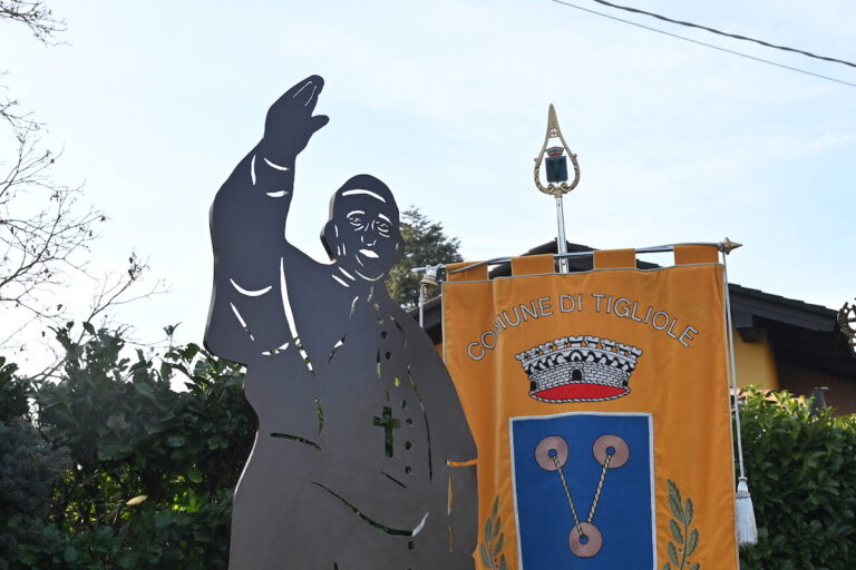 A San Carlo di Tigliole una statua per papa Francesco