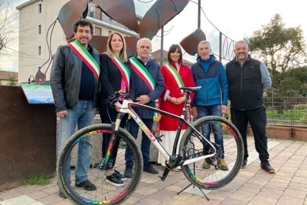 Ciclisti come “Staffette del Mastodonte” tra centri storici e paesaggi della Valtriversa 