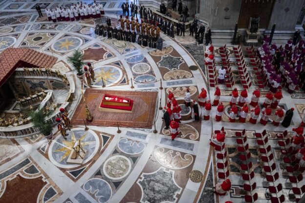 I funerali di papa Francesco in diretta video alla chiesa Nostra Signora di Lourdes