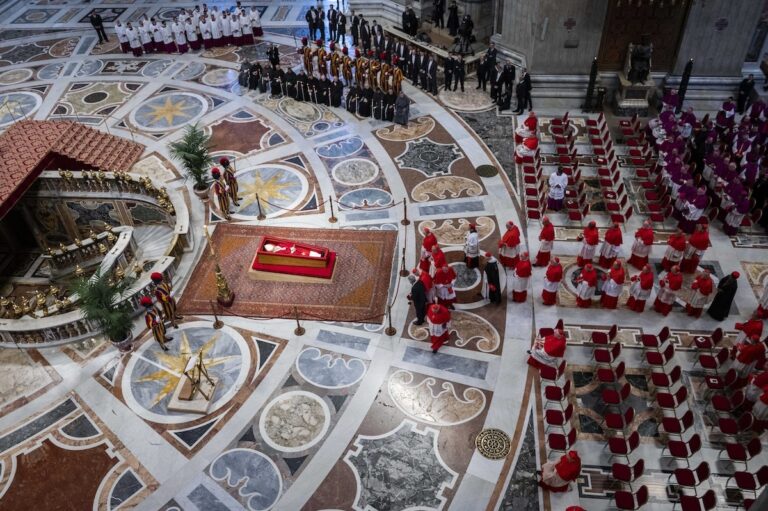 I funerali di papa Francesco in diretta video alla chiesa Nostra Signora di Lourdes