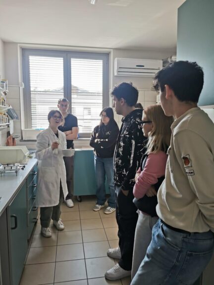 Lezione laboratoriale in farmacia per i ragazzi del liceo “Vercelli”
