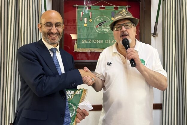 Il direttore dell’Al At Giovanni Gorgoni con gli alpini astigiani