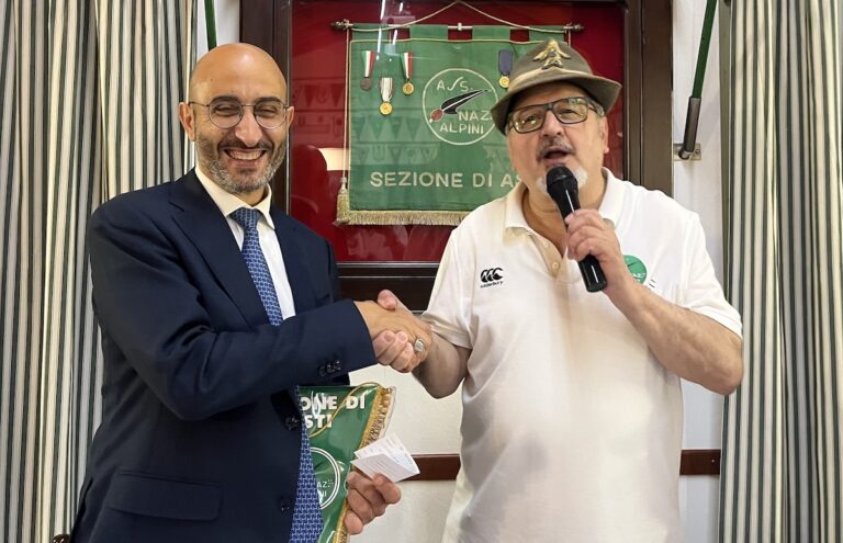 Il direttore dell’Asl At Giovanni Gorgoni con gli alpini astigiani