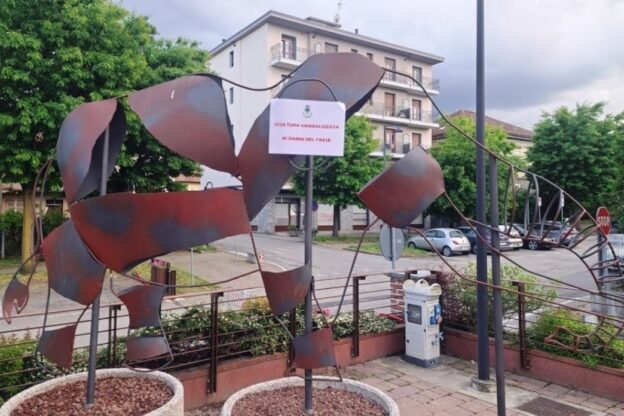 Vandali a Villafranca danneggiano i portici comunali e due sculture del Mare Padano   