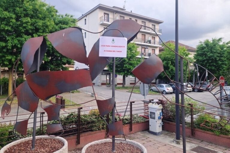 Vandali a Villafranca danneggiano i portici comunali e due sculture del Mare Padano   