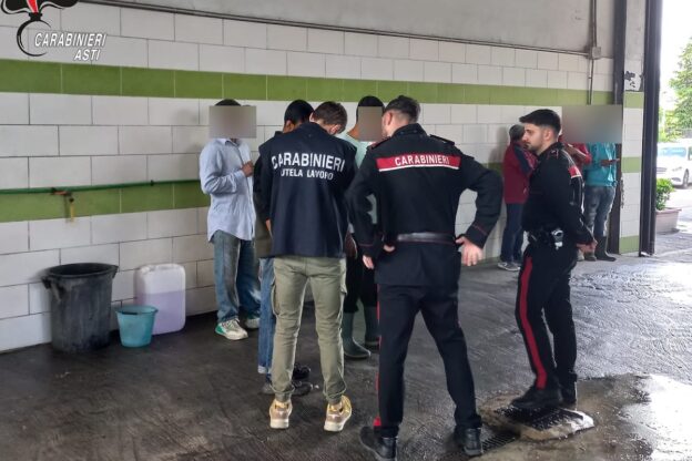 Contrasto al lavoro nero: blitz dei carabinieri in un autolavaggio di Asti