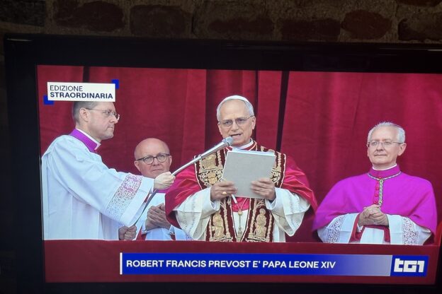 Il cardinal Robert Prevost è papa Leone XIV: “La pace sia con tutti voi”