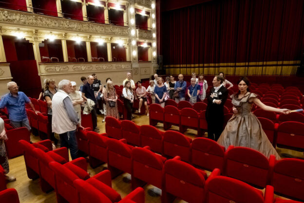 Ad AstiTeatro il 22 e il 29 giugno tornano le visite teatralizzate di “Oltre il sipario”