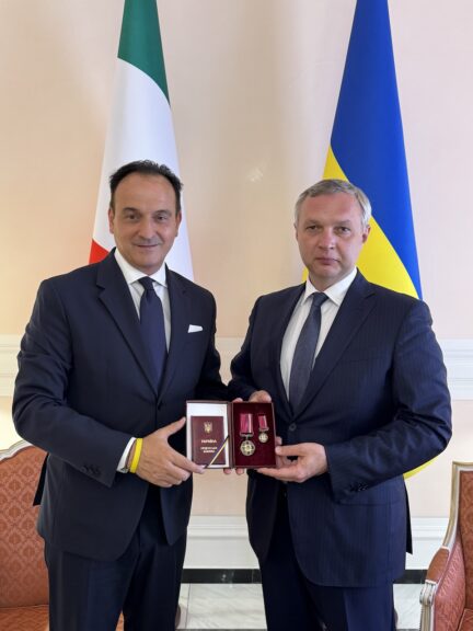 Il presidente del Piemonte Cirio insignito dell’onore al merito dal premier Zelenskyy per il suo impegno a favore del popolo ucraino