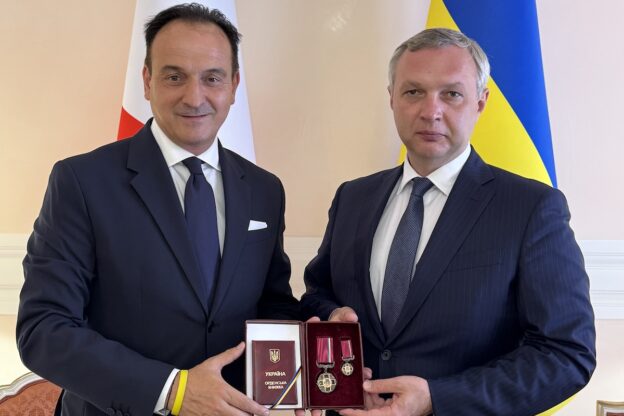 Il presidente del Piemonte Cirio insignito dell’onore al merito dal premier Zelenskyy per il suo impegno a favore del popolo ucraino