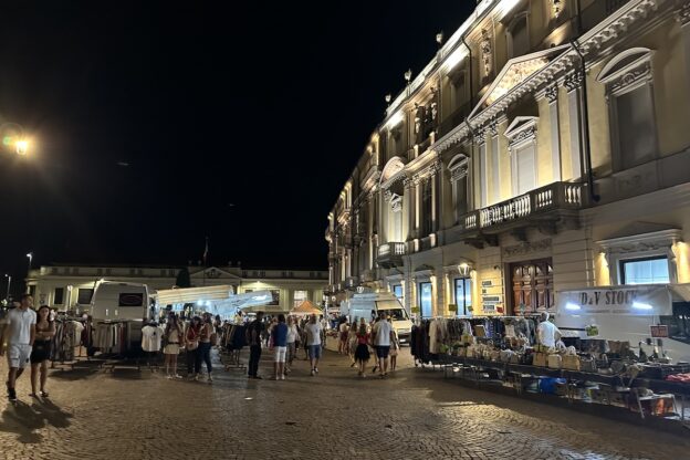 Sabato mercato in notturna in piazza Libertà