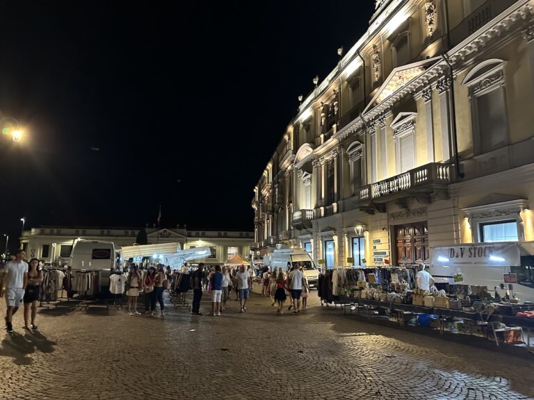 Sabato mercato in notturna in piazza Libertà