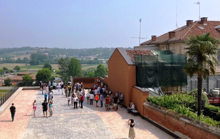 Piazza delle donne a Villafranca: pedonale o a parcheggio? Il Comune deciderà a settembre  