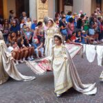Palio. Il clima paliofilo si fa caldo con la sfilata dei “Monelli”: la fotogallery