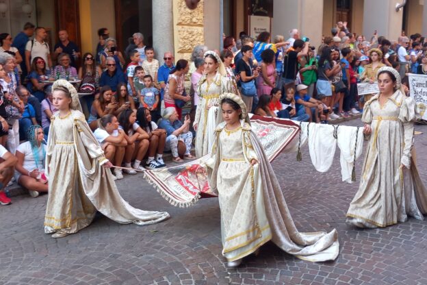 Palio. Il clima paliofilo si fa caldo con la sfilata dei “Monelli”: fotogallery