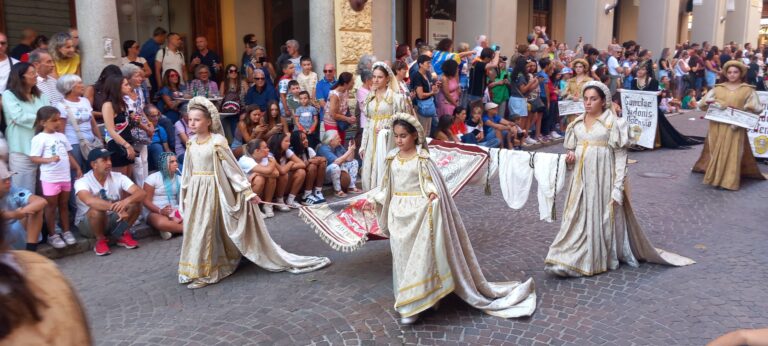 Palio. Il clima paliofilo si fa caldo con la sfilata dei “Monelli”: la fotogallery