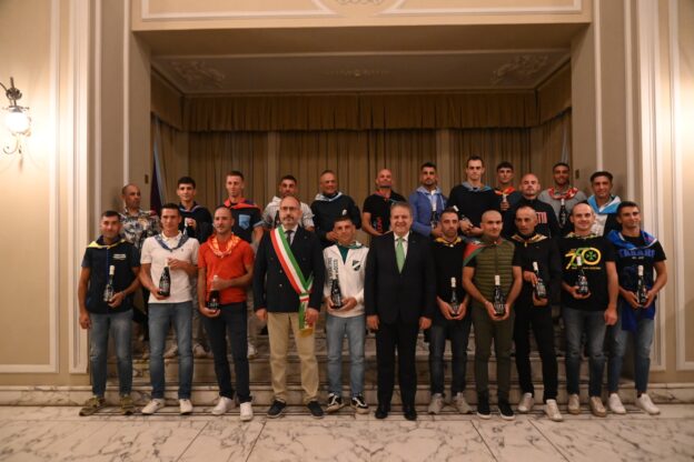 Palio. Presentati i fantini e sorteggiate le batterie