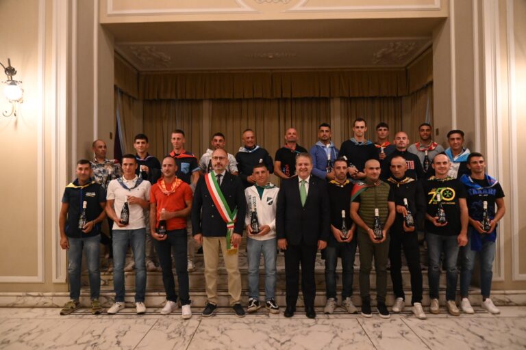 Palio. Presentati i fantini e sorteggiate le batterie
