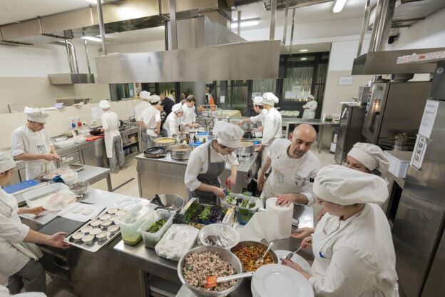 La Scuola Alberghiera di Agliano Terme e Asti protagonista alla Douja d’Or 2025