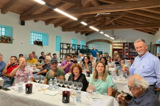Vininvilla: applausi alla masterclass di Gerbi mentre si prepara la premiazione dei produttori