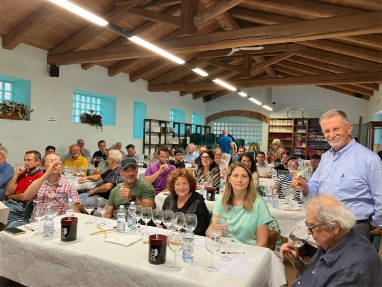 Vininvilla: applausi alla masterclass di Gerbi mentre si prepara la premiazione dei produttori