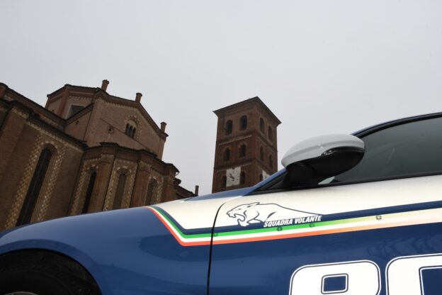 La polizia salva un automobilista in difficoltà