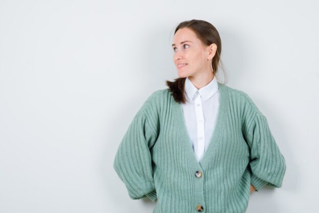 Il ritorno del twin-set: come indossare il coordinato in maglia in chiave moderna e ironica