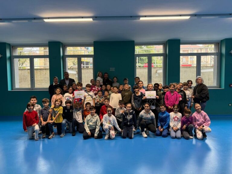 I ragazzi della V A della Buonarroti vincono il concorso “Disegna il tuo drappo”