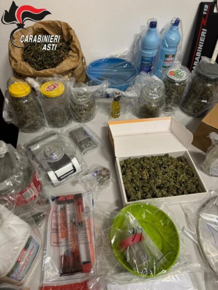 Pubblicizzava la sua attività di spaccio su Tik Tok: i carabinieri arrestano un uomo di Castello di Annone
