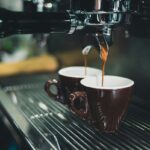 Dal rito quotidiano alla soglia dei 2 euro: il nuovo scenario del caffè al bar