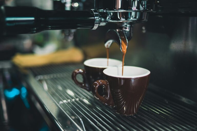 Dal rito quotidiano alla soglia dei 2 euro: il nuovo scenario del caffè al bar