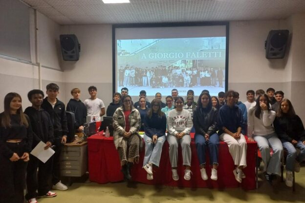 Gli allievi del Giobert omaggiano Giorgio Faletti con il “Falettissimo Show”