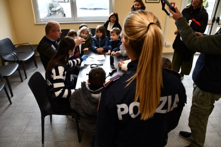 La polizia di Asti celebra i diritti dei più piccoli con un evento a loro dedicato con giochi e attività