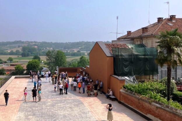 Piazza delle donne a Villafranca cambia volto: nasce un parcheggio con dieci stalli bianchi