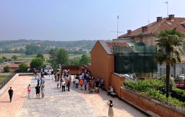 Piazza delle donne a Villafranca cambia volto: nasce un parcheggio con dieci stalli bianchi 