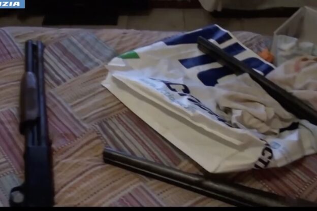 Blitz della polizia a Praia: trovato un arsenale di armi e droga