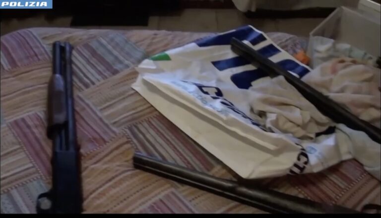 Blitz della polizia a Praia: trovato un arsenale di armi e droga